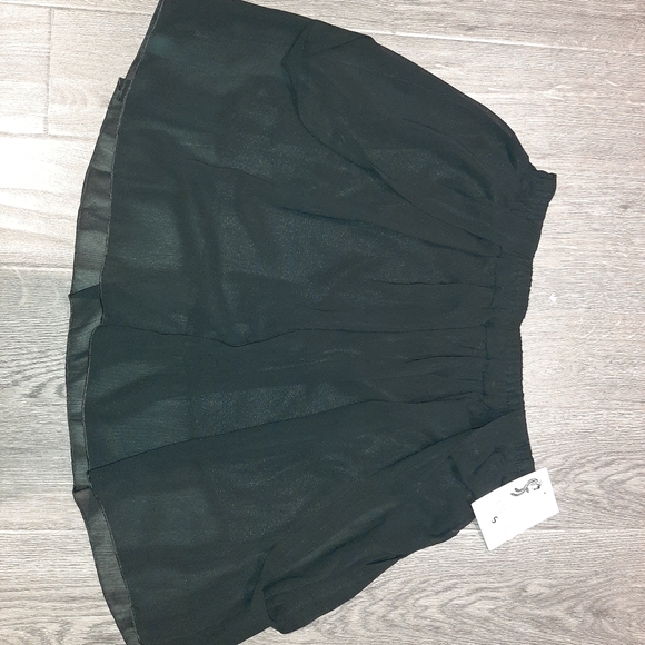 Black skirt with attached suspender feature size S - Picture 3 of 3
